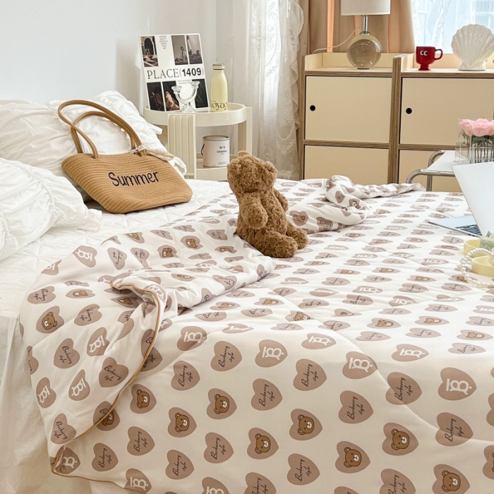 91家纺网 家纺一手货源 找家纺 昔可 2022新款卡通印花牛奶丝针织夏被 爱心熊-咖