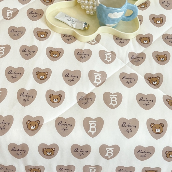 91家纺网 家纺一手货源 找家纺 昔可 2022新款卡通印花牛奶丝针织夏被 爱心熊-咖