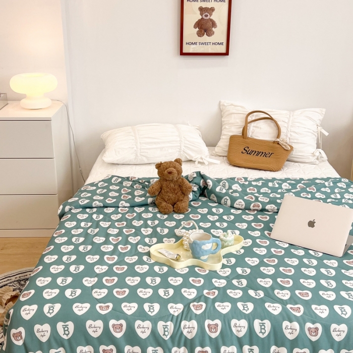 91家纺网 家纺一手货源 找家纺 昔可 2022新款卡通印花牛奶丝针织夏被 爱心熊-绿