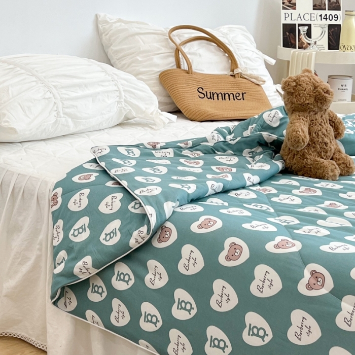 91家纺网 家纺一手货源 找家纺 昔可 2022新款卡通印花牛奶丝针织夏被 爱心熊-绿
