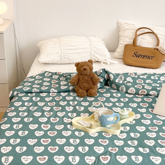 91家纺网 家纺一手货源 找家纺 昔可 2022新款卡通印花牛奶丝针织夏被 爱心熊-绿