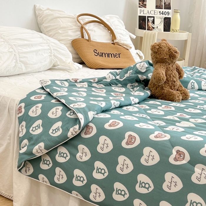 91家纺网 家纺一手货源 找家纺 昔可 2022新款卡通印花牛奶丝针织夏被 爱心熊-绿
