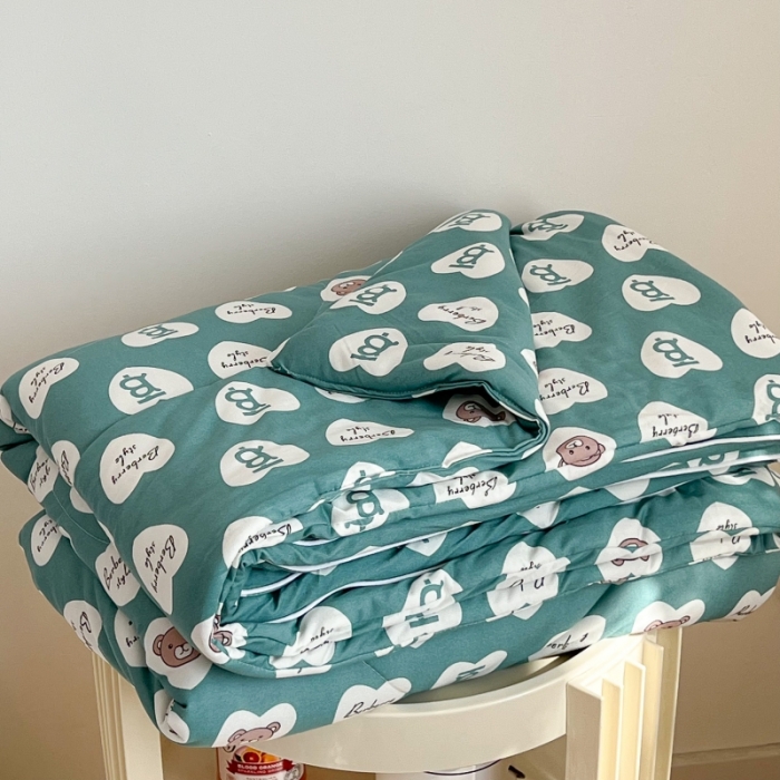 91家纺网 家纺一手货源 找家纺 昔可 2022新款卡通印花牛奶丝针织夏被 爱心熊-绿