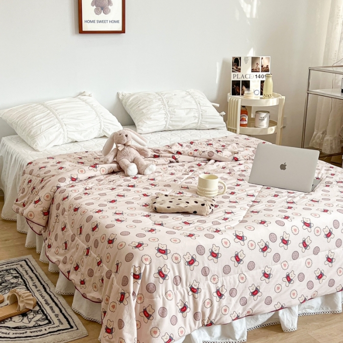 91家纺网 家纺一手货源 找家纺 昔可 2022新款卡通印花牛奶丝针织夏被 饼干小熊仔