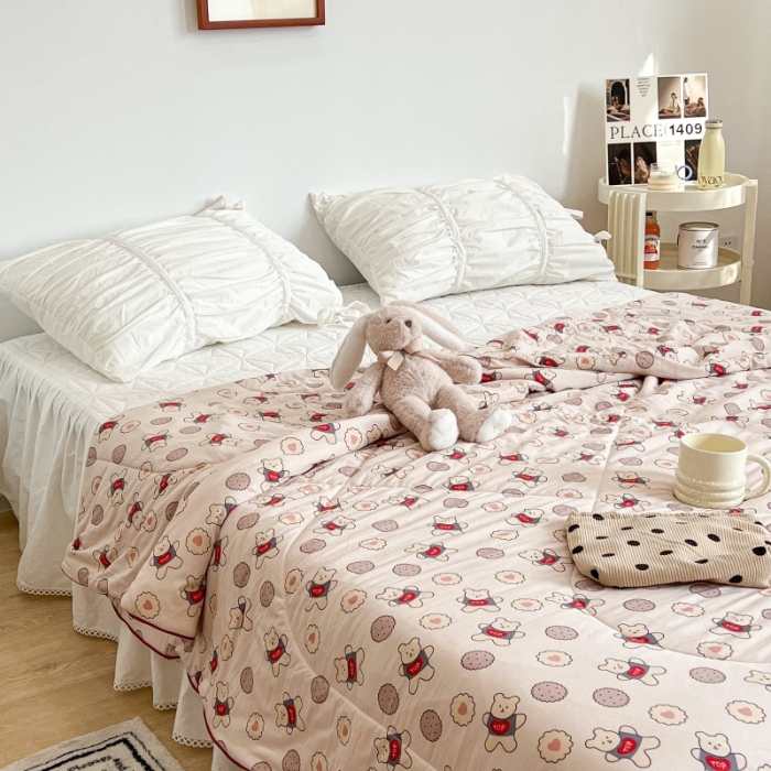 91家纺网 家纺一手货源 找家纺 昔可 2022新款卡通印花牛奶丝针织夏被 饼干小熊仔