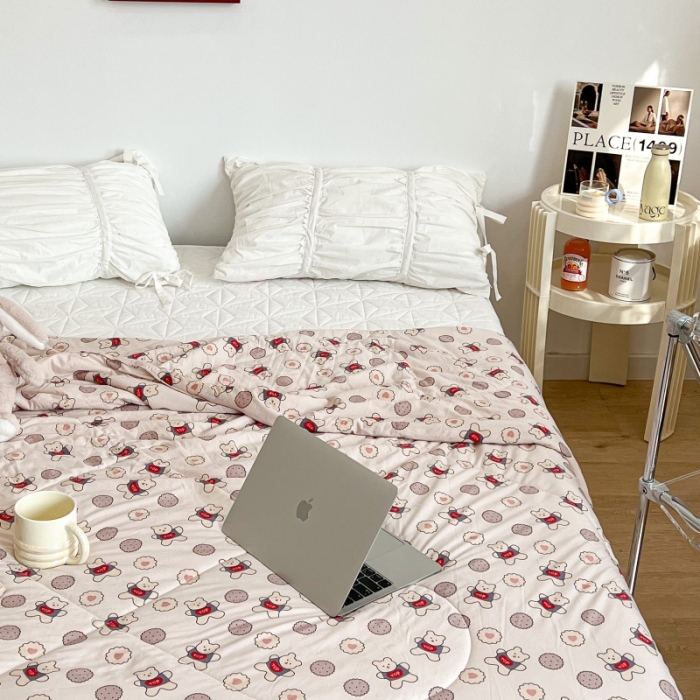 91家纺网 家纺一手货源 找家纺 昔可 2022新款卡通印花牛奶丝针织夏被 饼干小熊仔