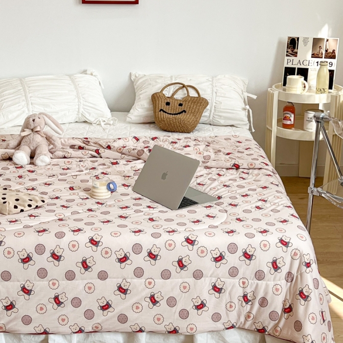 91家纺网 家纺一手货源 找家纺 昔可 2022新款卡通印花牛奶丝针织夏被 饼干小熊仔