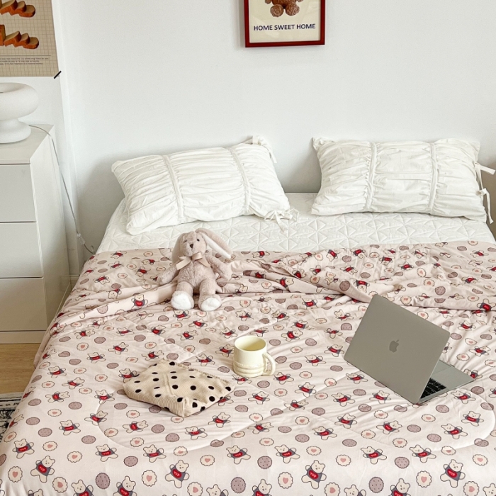 91家纺网 家纺一手货源 找家纺 昔可 2022新款卡通印花牛奶丝针织夏被 饼干小熊仔