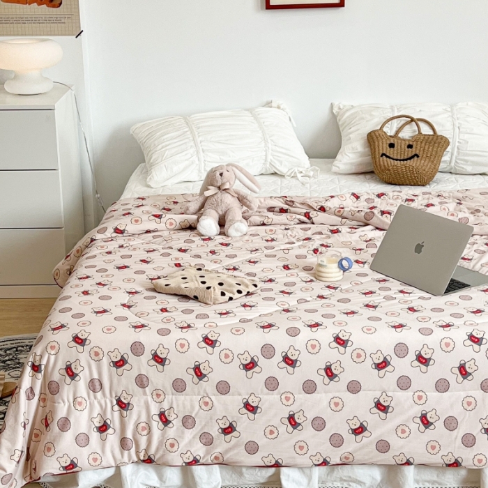 91家纺网 家纺一手货源 找家纺 昔可 2022新款卡通印花牛奶丝针织夏被 饼干小熊仔