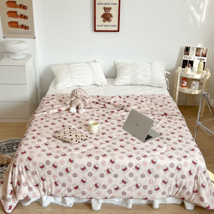 91家纺网 家纺一手货源 找家纺 昔可 2022新款卡通印花牛奶丝针织夏被 饼干小熊仔