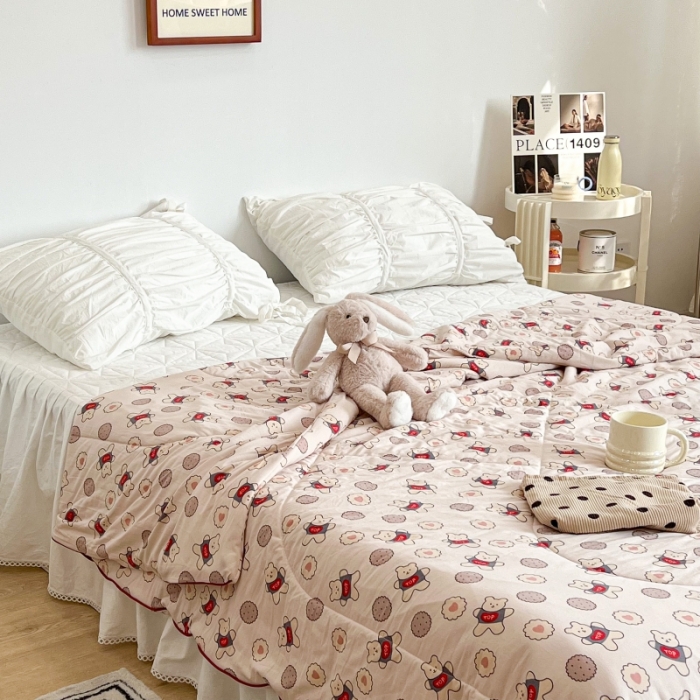 91家纺网 家纺一手货源 找家纺 昔可 2022新款卡通印花牛奶丝针织夏被 饼干小熊仔