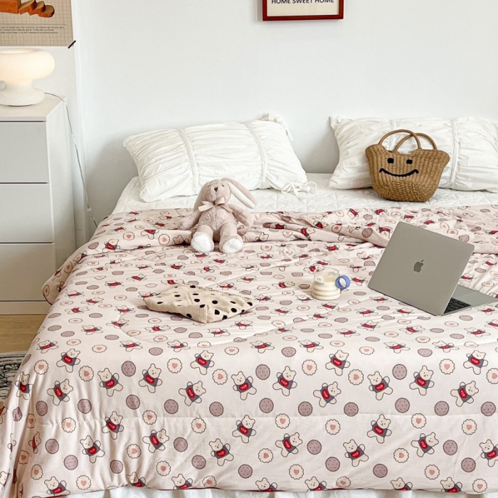 91家纺网 家纺一手货源 找家纺 昔可 2022新款卡通印花牛奶丝针织夏被 饼干小熊仔