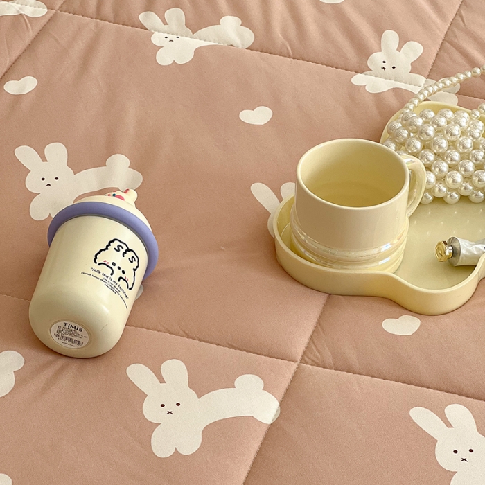 91家纺网 家纺一手货源 找家纺 昔可 2022新款卡通印花牛奶丝针织夏被 大白兔