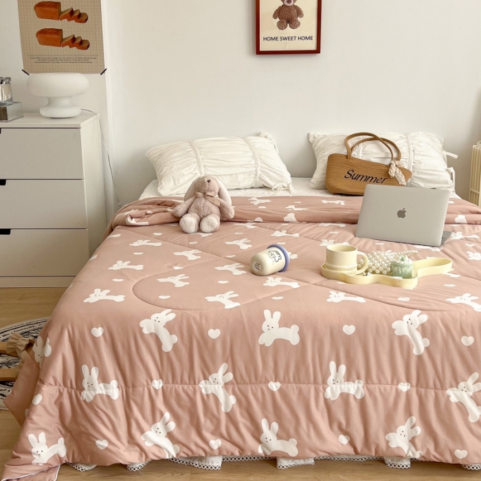 91家纺网 家纺一手货源 找家纺 昔可 2022新款卡通印花牛奶丝针织夏被 大白兔