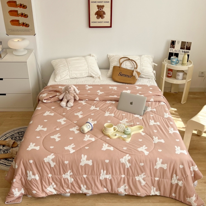 91家纺网 家纺一手货源 找家纺 昔可 2022新款卡通印花牛奶丝针织夏被 大白兔