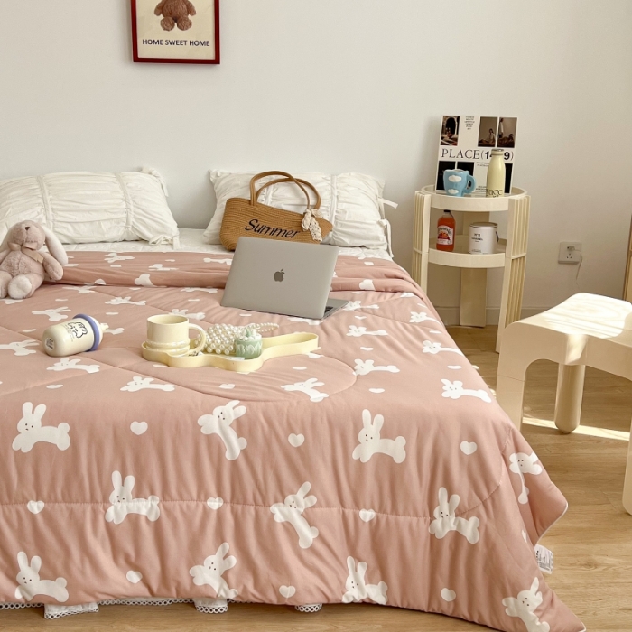 91家纺网 家纺一手货源 找家纺 昔可 2022新款卡通印花牛奶丝针织夏被 大白兔