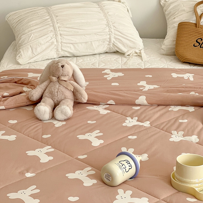 91家纺网 家纺一手货源 找家纺 昔可 2022新款卡通印花牛奶丝针织夏被 大白兔