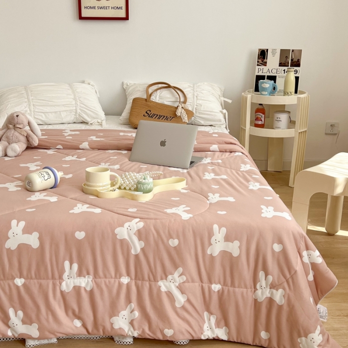 91家纺网 家纺一手货源 找家纺 昔可 2022新款卡通印花牛奶丝针织夏被 大白兔