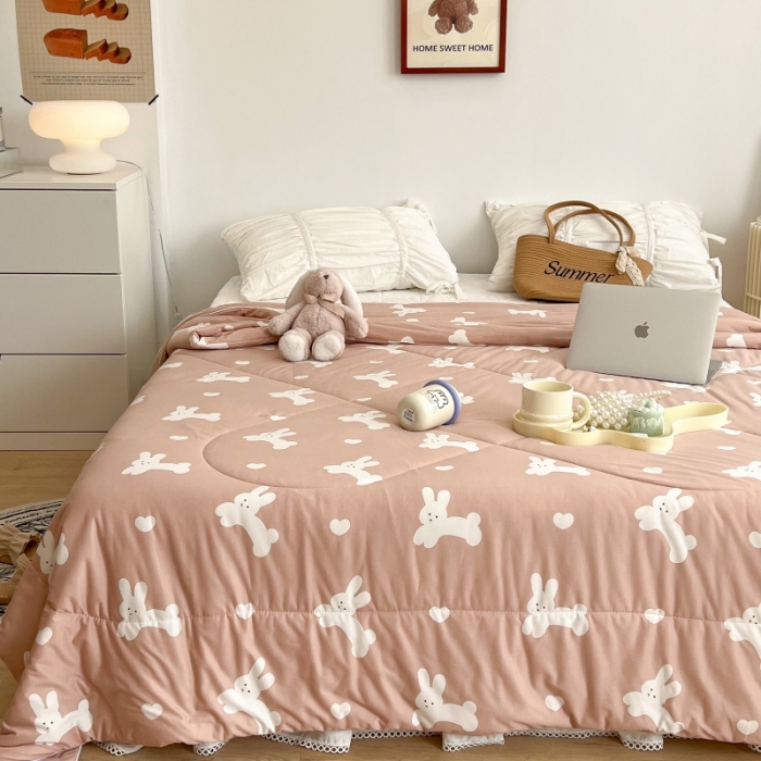 91家纺网 家纺一手货源 找家纺 昔可 2022新款卡通印花牛奶丝针织夏被 大白兔