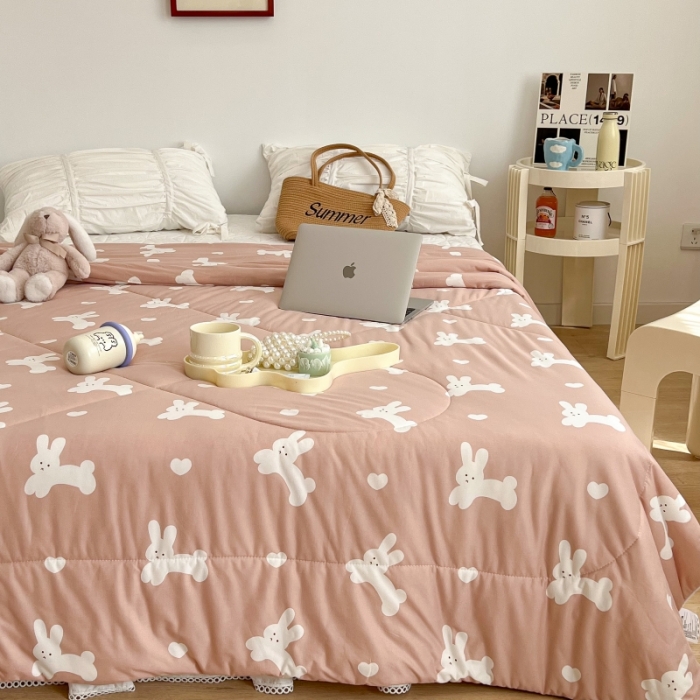 91家纺网 家纺一手货源 找家纺 昔可 2022新款卡通印花牛奶丝针织夏被 大白兔