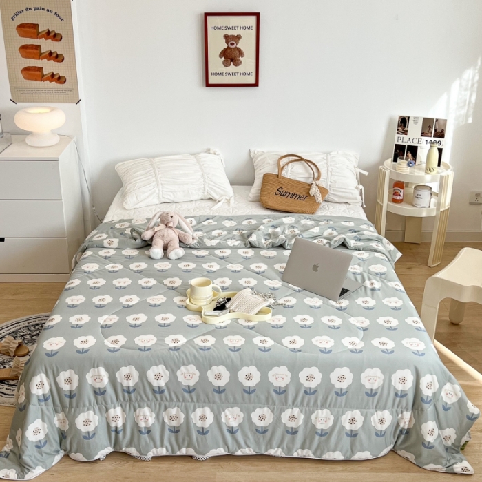 91家纺网 家纺一手货源 找家纺 昔可 2022新款卡通印花牛奶丝针织夏被 花花小羊