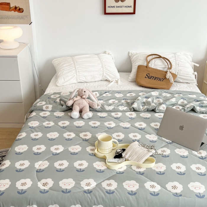 91家纺网 家纺一手货源 找家纺 昔可 2022新款卡通印花牛奶丝针织夏被 花花小羊