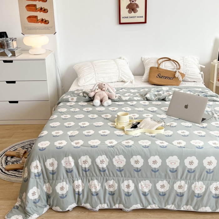 91家纺网 家纺一手货源 找家纺 昔可 2022新款卡通印花牛奶丝针织夏被 花花小羊