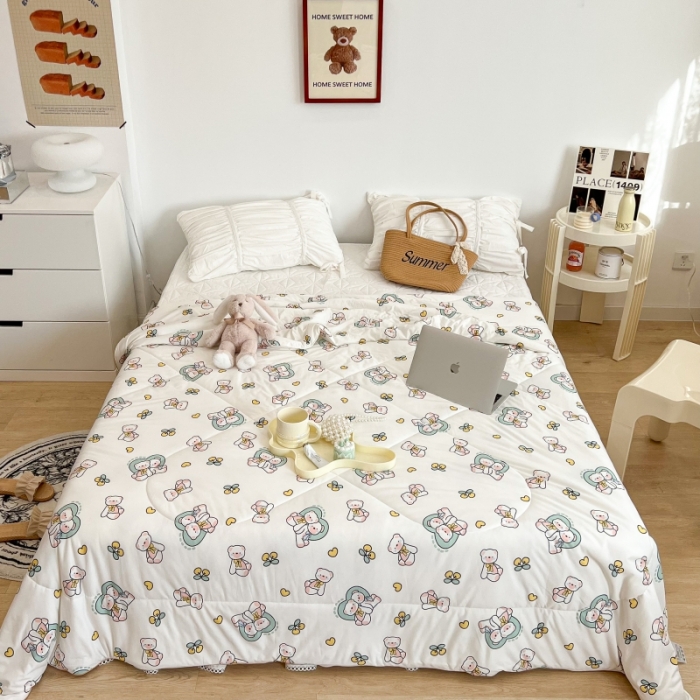 91家纺网 家纺一手货源 找家纺 昔可 2022新款卡通印花牛奶丝针织夏被 恋恋熊
