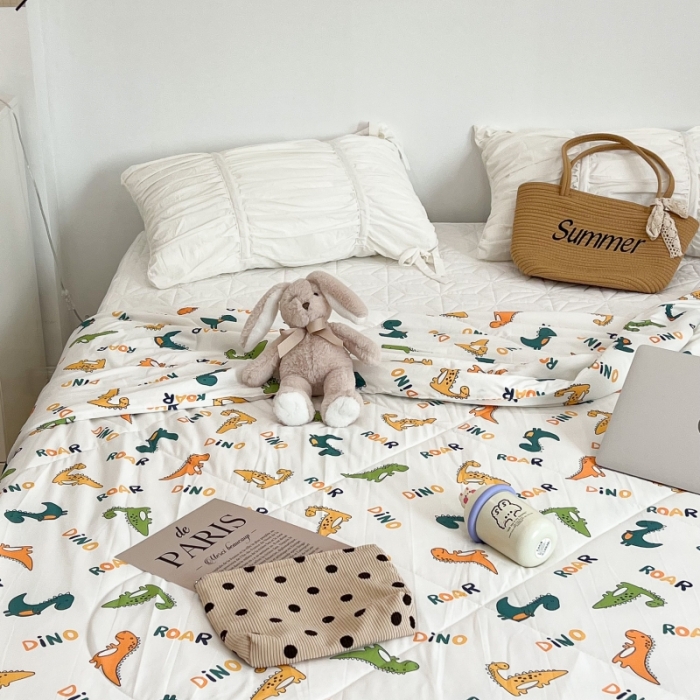 91家纺网 家纺一手货源 找家纺 昔可 2022新款卡通印花牛奶丝针织夏被 童年的恐龙