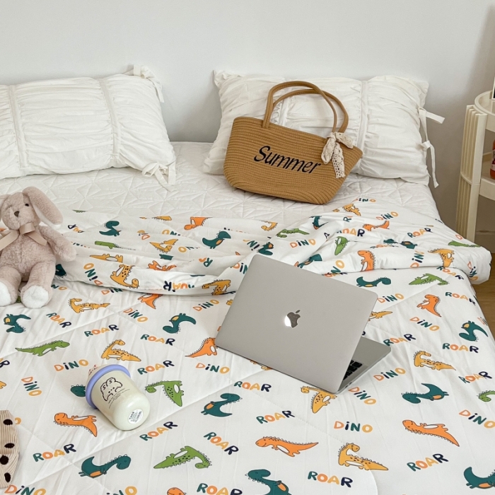 91家纺网 家纺一手货源 找家纺 昔可 2022新款卡通印花牛奶丝针织夏被 童年的恐龙