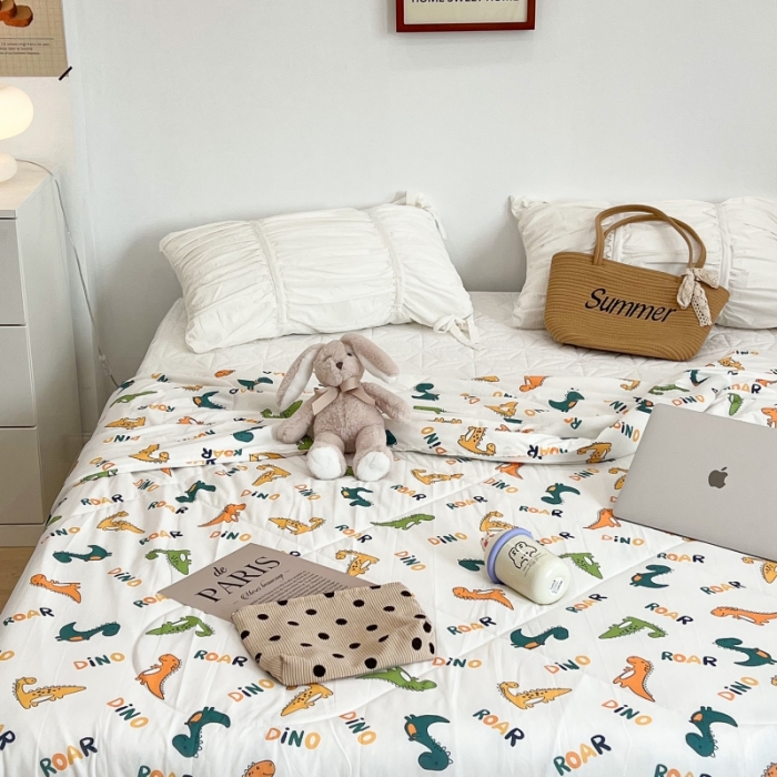 91家纺网 家纺一手货源 找家纺 昔可 2022新款卡通印花牛奶丝针织夏被 童年的恐龙