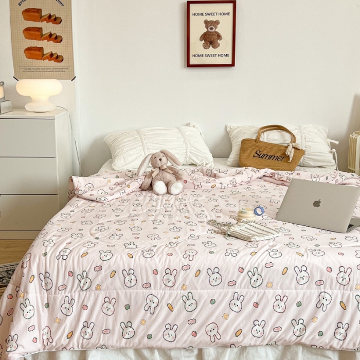 91家纺网 家纺一手货源 找家纺 昔可 2022新款卡通印花牛奶丝针织夏被 小兔萝卜