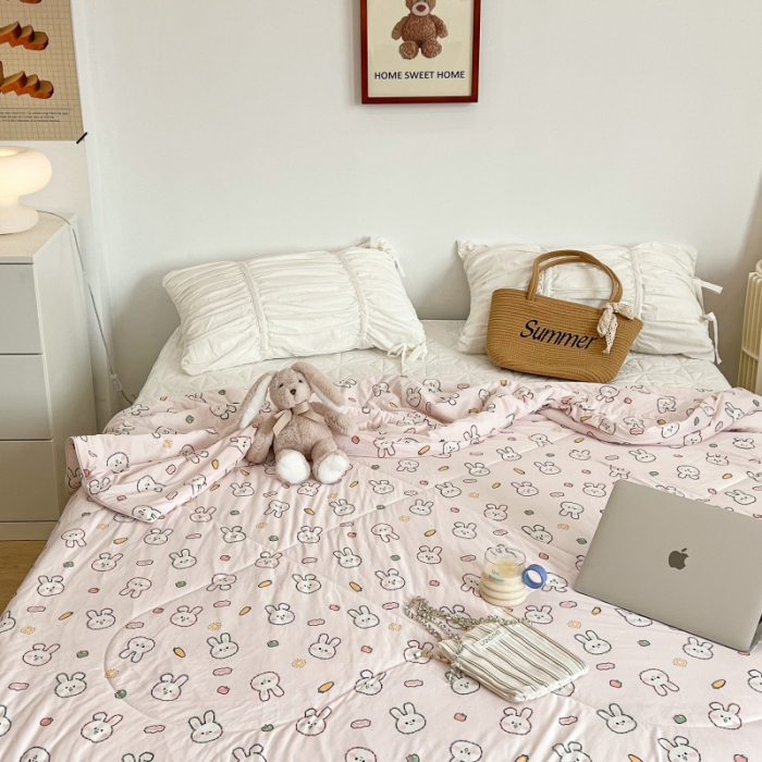 91家纺网 家纺一手货源 找家纺 昔可 2022新款卡通印花牛奶丝针织夏被 小兔萝卜