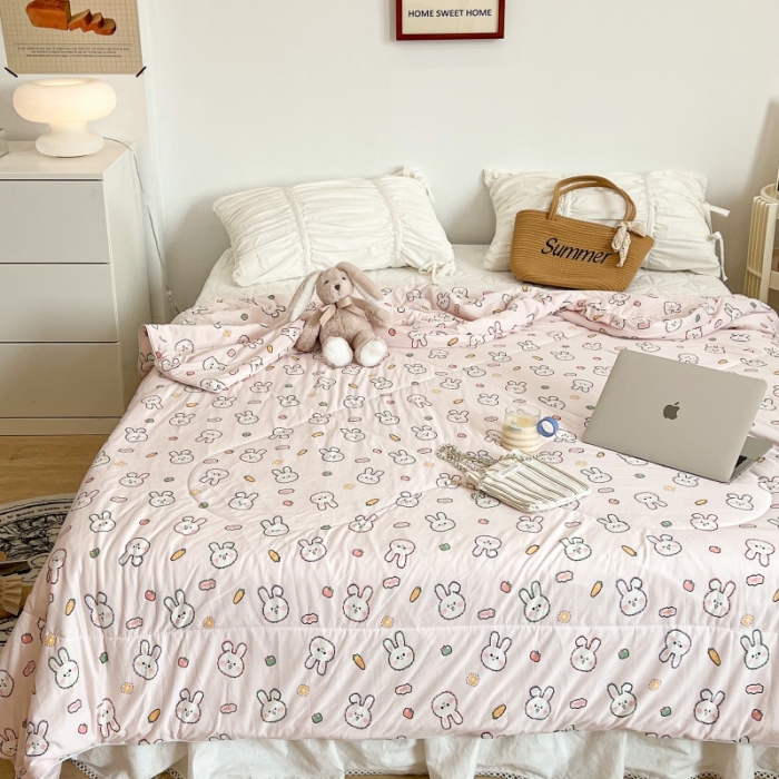 91家纺网 家纺一手货源 找家纺 昔可 2022新款卡通印花牛奶丝针织夏被 小兔萝卜