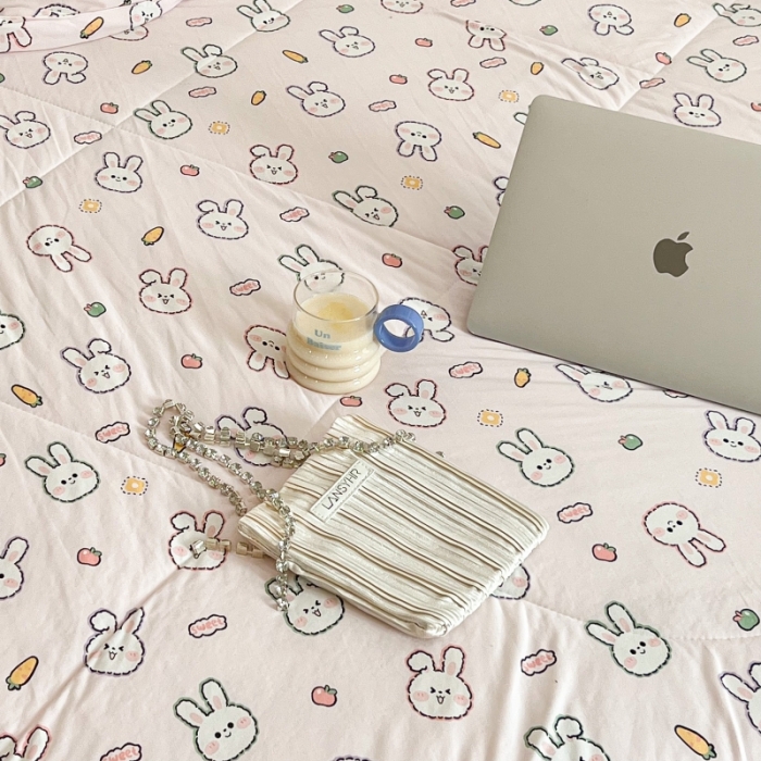 91家纺网 家纺一手货源 找家纺 昔可 2022新款卡通印花牛奶丝针织夏被 小兔萝卜