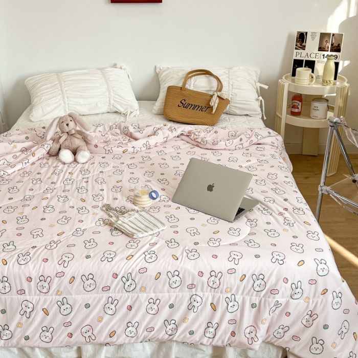 91家纺网 家纺一手货源 找家纺 昔可 2022新款卡通印花牛奶丝针织夏被 小兔萝卜