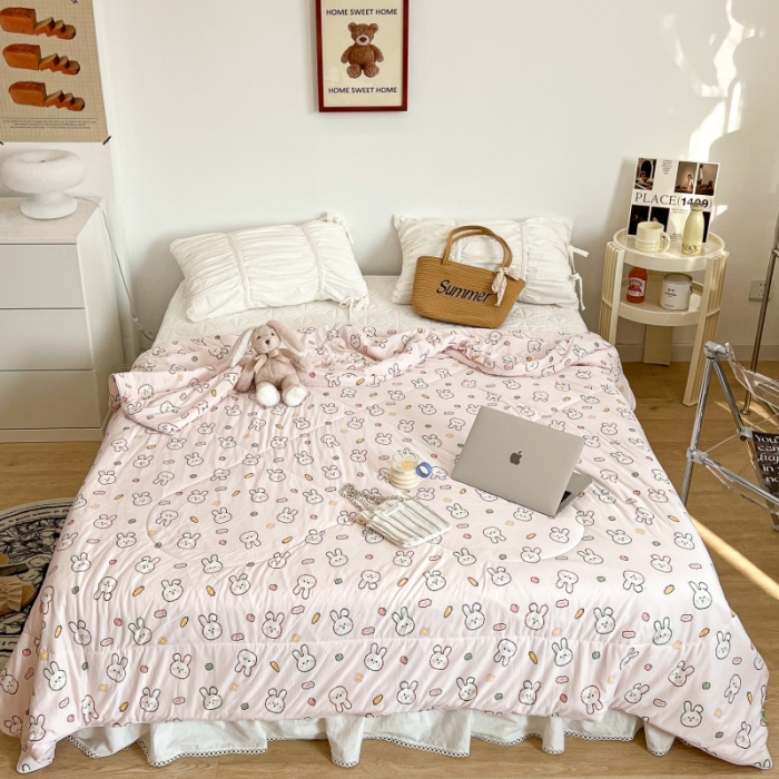 91家纺网 家纺一手货源 找家纺 昔可 2022新款卡通印花牛奶丝针织夏被 小兔萝卜