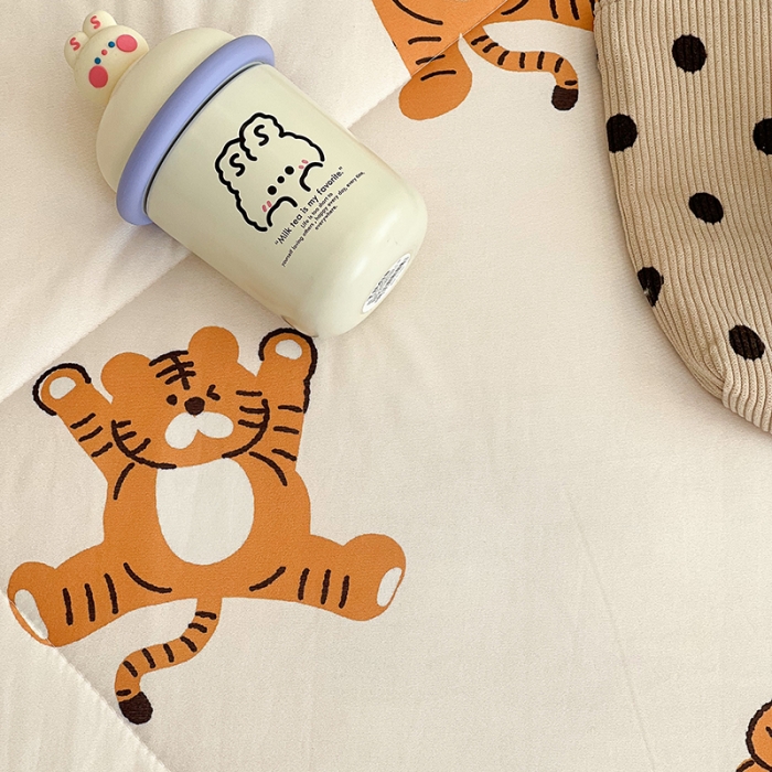 91家纺网 家纺一手货源 找家纺 昔可 2022新款卡通印花牛奶丝针织夏被 小顽皮-白