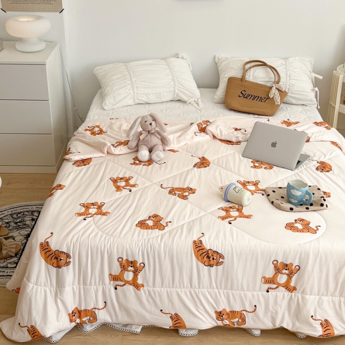 91家纺网 家纺一手货源 找家纺 昔可 2022新款卡通印花牛奶丝针织夏被 小顽皮-白