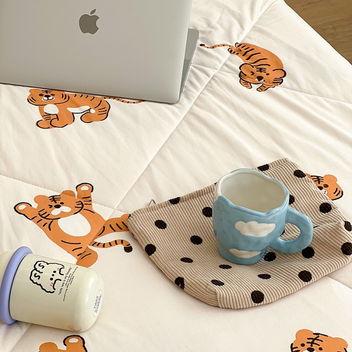 91家纺网 家纺一手货源 找家纺 昔可 2022新款卡通印花牛奶丝针织夏被 小顽皮-白