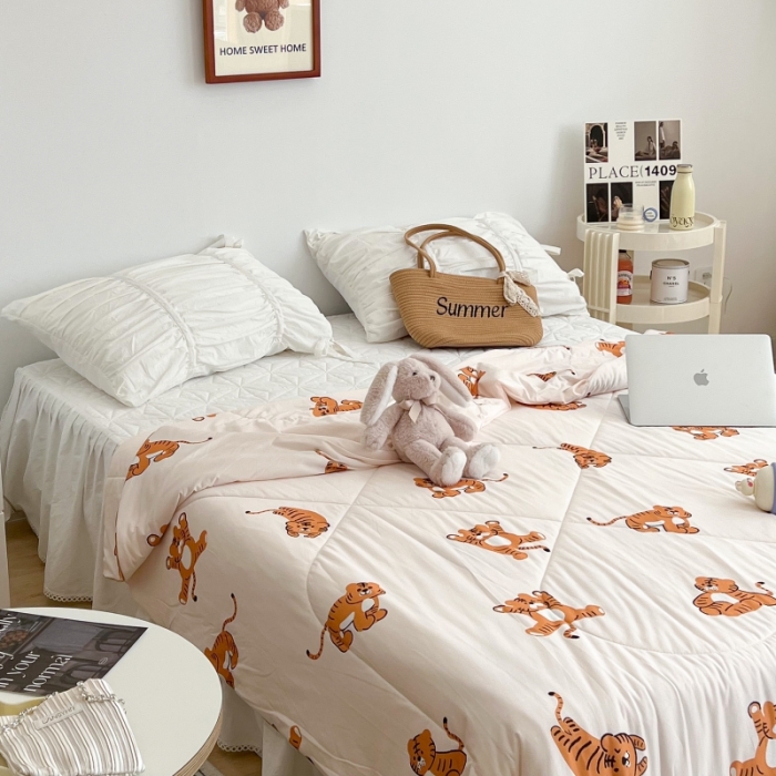 91家纺网 家纺一手货源 找家纺 昔可 2022新款卡通印花牛奶丝针织夏被 小顽皮-白