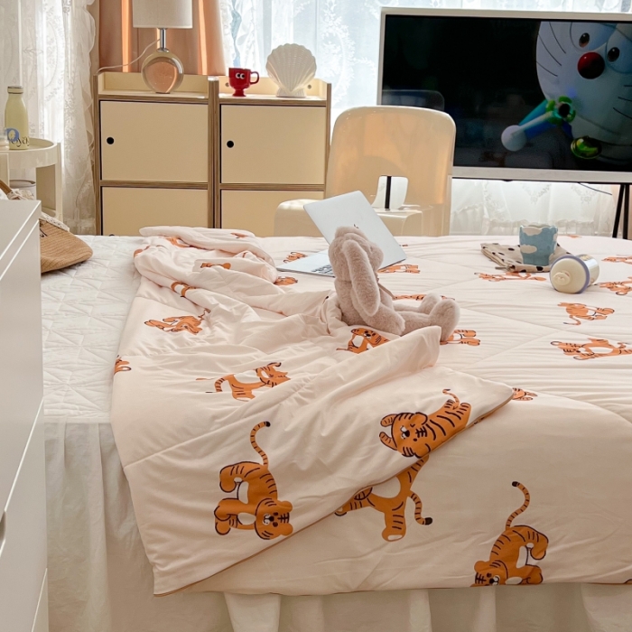 91家纺网 家纺一手货源 找家纺 昔可 2022新款卡通印花牛奶丝针织夏被 小顽皮-白