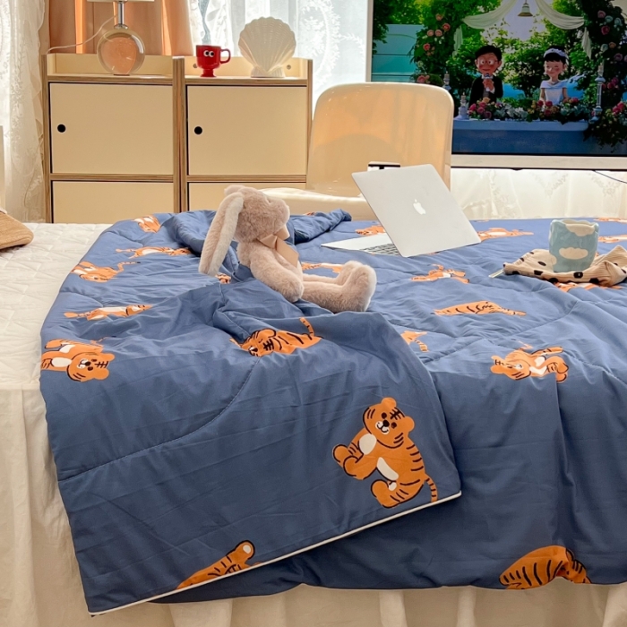 91家纺网 家纺一手货源 找家纺 昔可 2022新款卡通印花牛奶丝针织夏被 小顽皮-蓝