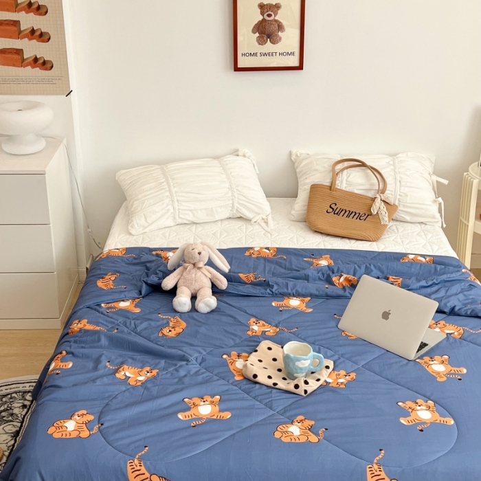 91家纺网 家纺一手货源 找家纺 昔可 2022新款卡通印花牛奶丝针织夏被 小顽皮-蓝