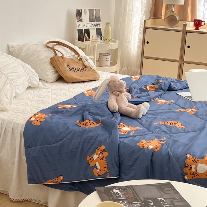 91家纺网 家纺一手货源 找家纺 昔可 2022新款卡通印花牛奶丝针织夏被 小顽皮-蓝