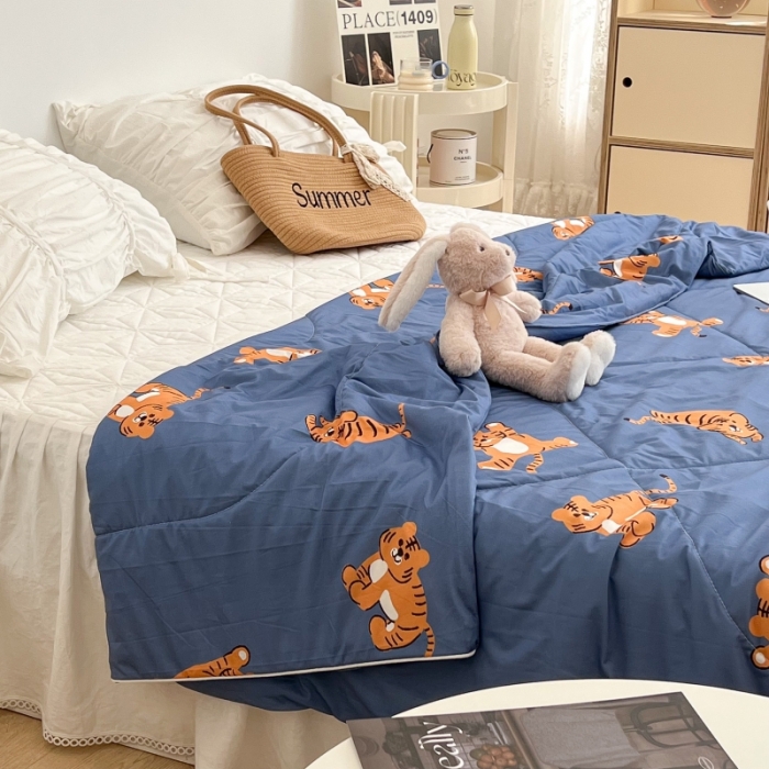 91家纺网 家纺一手货源 找家纺 昔可 2022新款卡通印花牛奶丝针织夏被 小顽皮-蓝