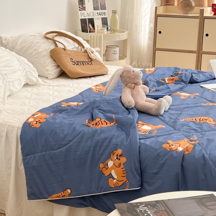 91家纺网 家纺一手货源 找家纺 昔可 2022新款卡通印花牛奶丝针织夏被 小顽皮-蓝