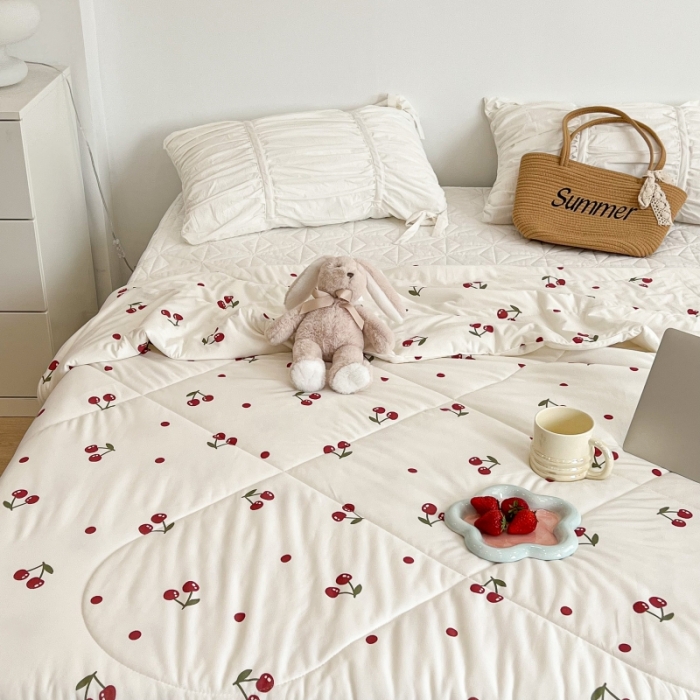 91家纺网 家纺一手货源 找家纺 昔可 2022新款卡通印花牛奶丝针织夏被 小樱桃红