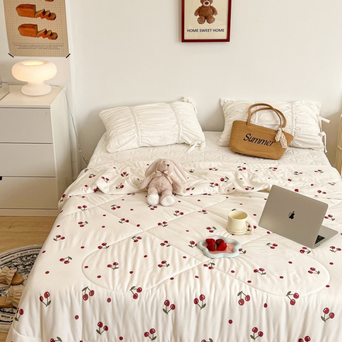 91家纺网 家纺一手货源 找家纺 昔可 2022新款卡通印花牛奶丝针织夏被 小樱桃红