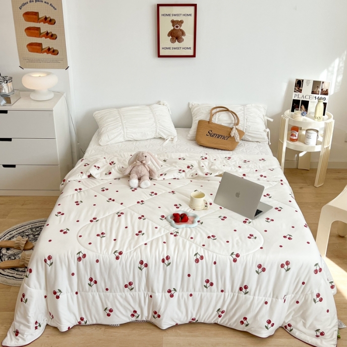 91家纺网 家纺一手货源 找家纺 昔可 2022新款卡通印花牛奶丝针织夏被 小樱桃红